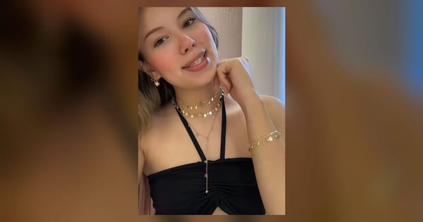 Modelo com blusa preta usando brincos, colares e pulseira Plaka.
